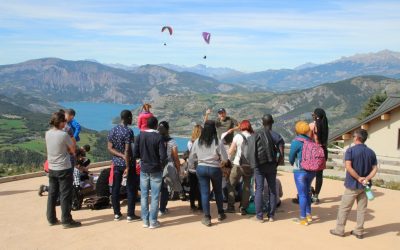 Participe à de nombreuses manifestations grand public favorisant le débat citoyen sur les enjeux du climat et de l’environnement