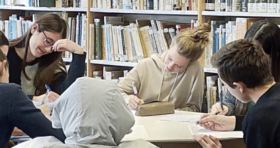 Accueille des stagiaires, intervient dans les écoles et participe au renforcement de la formation des élèves à l’esprit critique