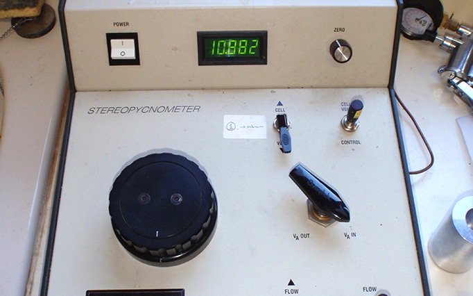Helium Pycnometer Stereopycnometer (QuantaChrome Instruments)