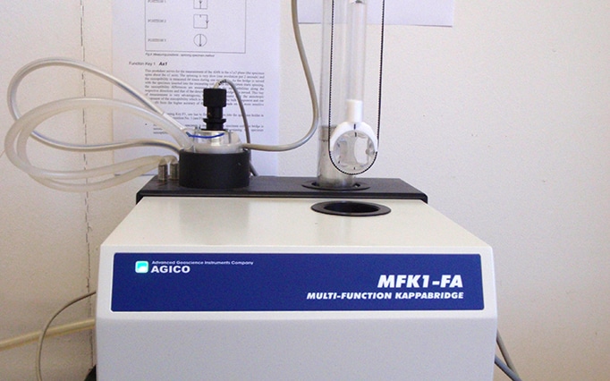Susceptibilimètre MFK1 (AGICO), fréquence et champ variable, basse et haute température, dispositif rotationnel pour l’anisotropie