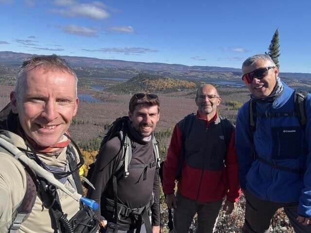 Photo de l'équipe de recherche ayant découvert le cratère de météorite d’Uhackatik, au Québec
